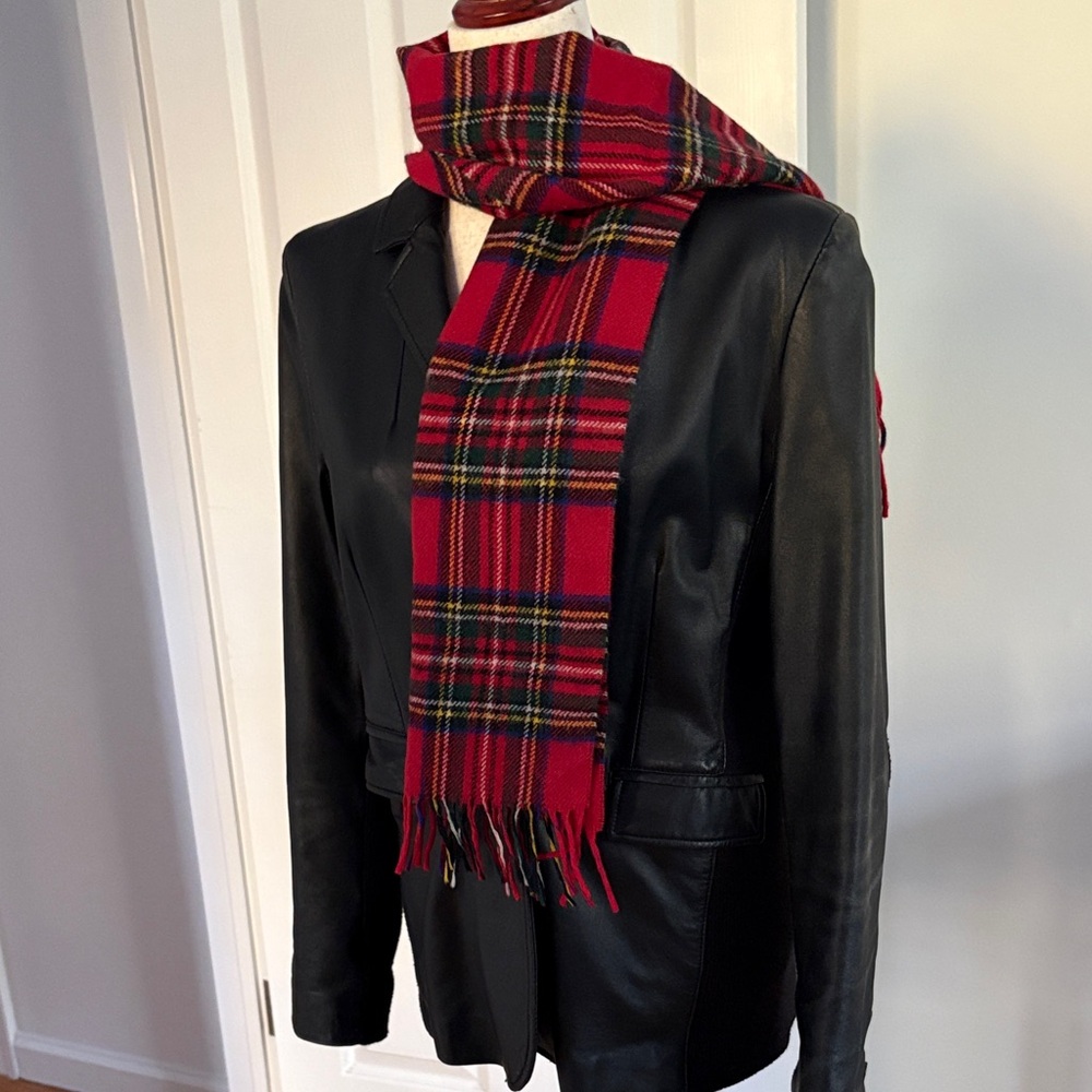Elegant Black Leather Jacket - Woman’s - Picture 3 of 3